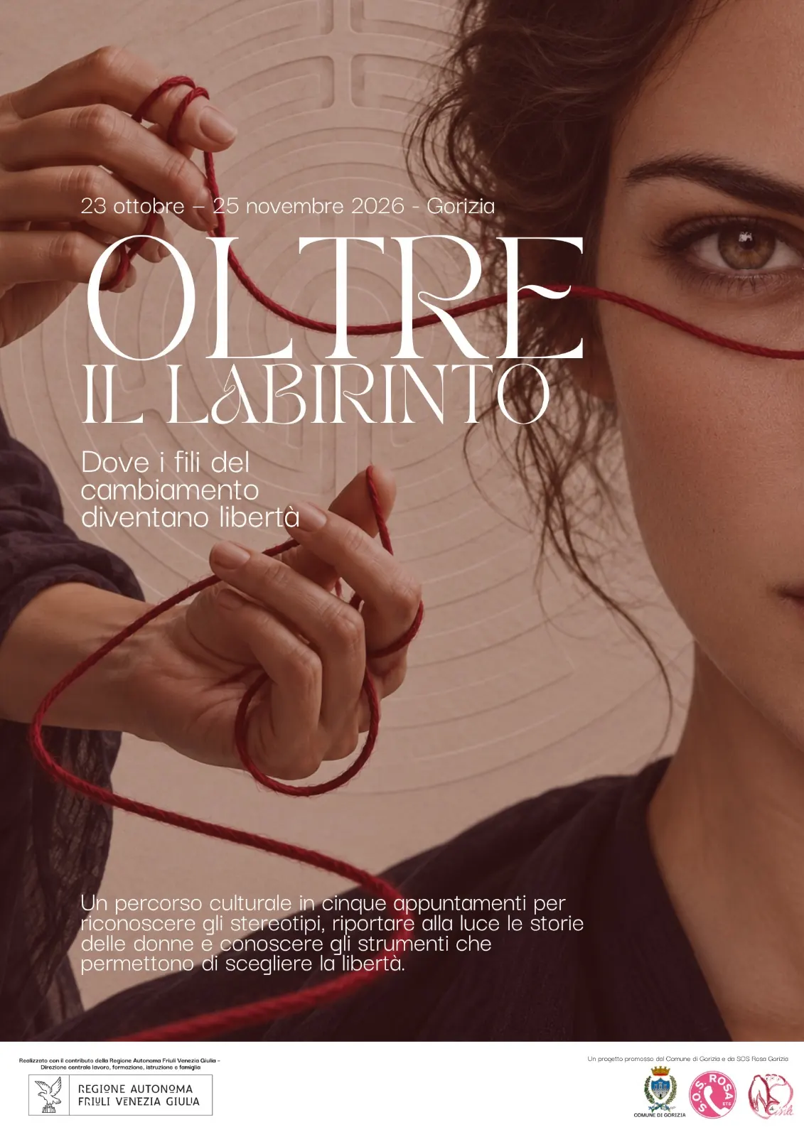 Locandina di Oltre il labirinto, a Gorizia dal 23 ottobre al 25 novembre 2026, con una donna e un filo rosso.